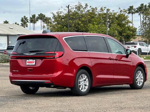 New 2026 Chrysler Pacifica Select image 4