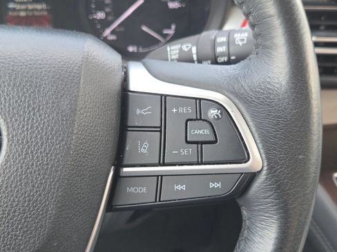 Used 2024 Toyota Sienna XLE FWD image 18