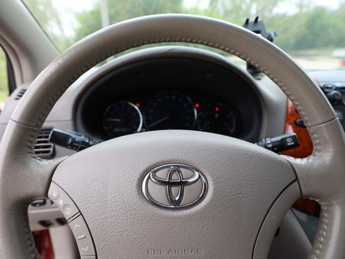 Used 2010 Toyota Sienna XLE FWD image 24