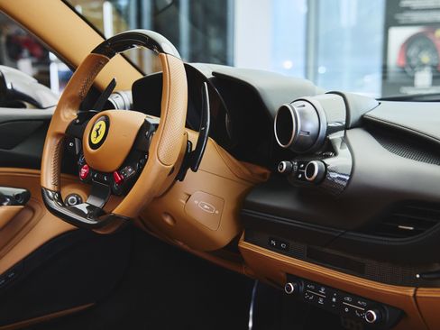 Used 2022 Ferrari F8 Tributo image 33