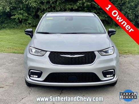 Used 2024 Chrysler Pacifica Touring-L image 2