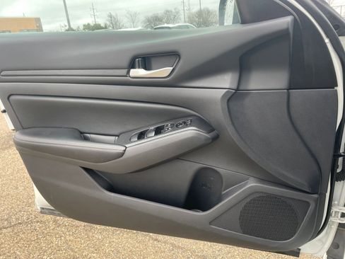 Used 2025 Nissan Altima 2.5 SV image 18