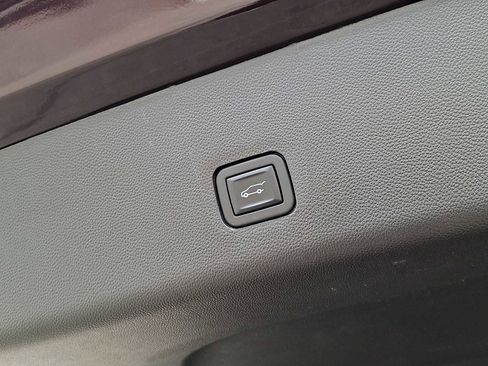 Used 2023 Chevrolet Traverse LT image 28