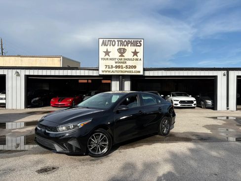 Used 2023 Kia Forte LXS w/ LXS Technology Package FWD image 1
