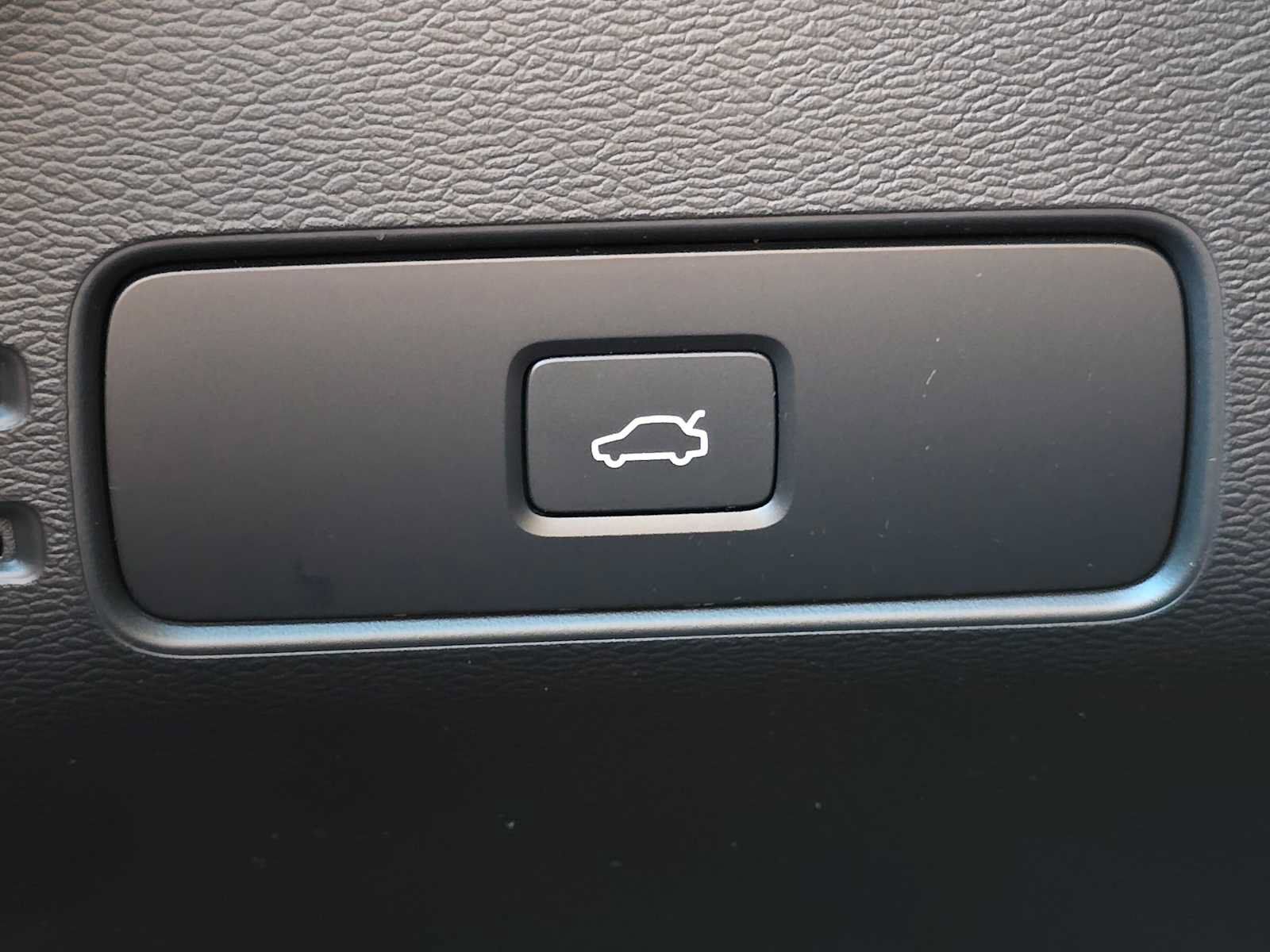 Used 2023 Volvo XC40 Recharge Ultimate AWD/4WD image 32