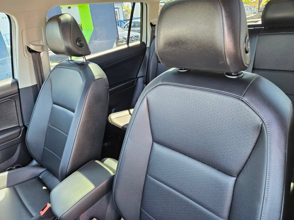 Used 2018 Volkswagen Tiguan SE w/ Panoramic Sunroof Package AWD/4WD image 16