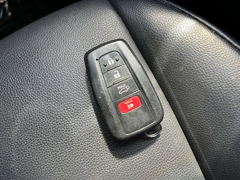 Used 2021 Toyota Highlander XLE AWD/4WD image 32