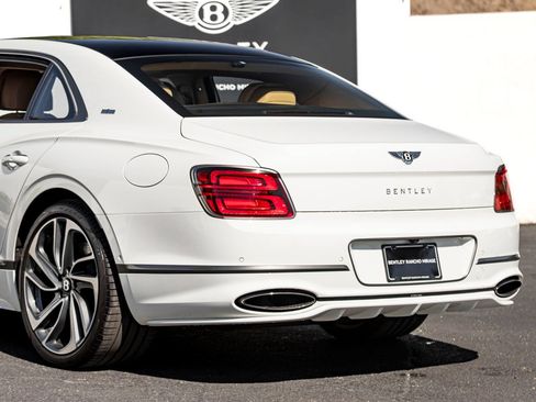 Used 2025 Bentley Flying Spur Plug-In Hybrid AWD/4WD image 14