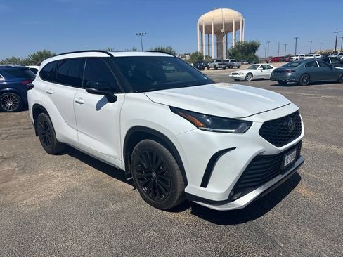 Used 2024 Toyota Highlander XSE FWD image 3