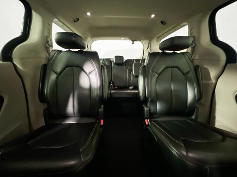 Used 2024 Chrysler Pacifica Touring-L FWD image 33