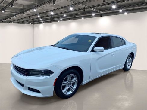 Used 2020 Dodge Charger SXT w/ Leather Interior Group RWD image 3