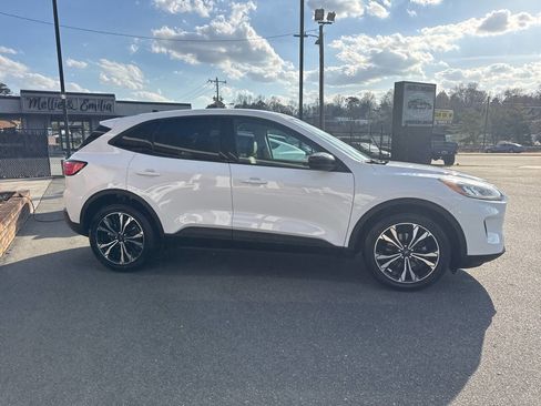 Used 2022 Ford Escape SE w/ SE Sport Appearance Package image 7