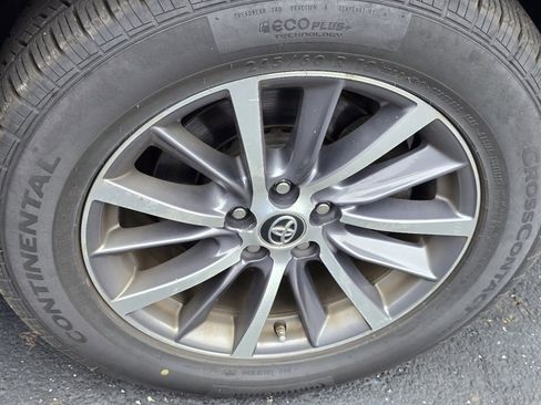 Used 2019 Toyota Highlander XLE AWD/4WD image 25
