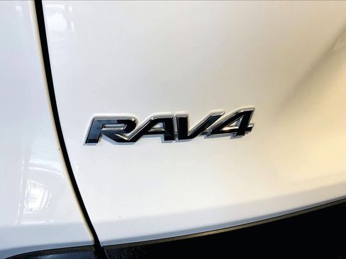 Used 2019 Toyota RAV4 XLE Premium AWD/4WD image 10