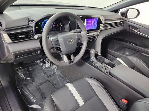 Used 2025 Toyota Camry SE w/ Convenience Package FWD image 18