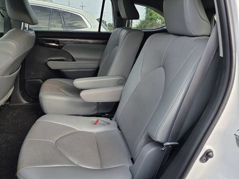 Used 2020 Toyota Highlander Limited FWD image 8