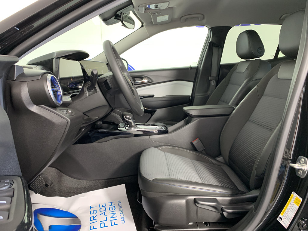 Used 2025 Chevrolet Trax LT FWD image 15