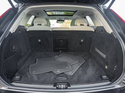 Used 2018 Volvo XC60 T6 Momentum w/ Convenience Package image 9