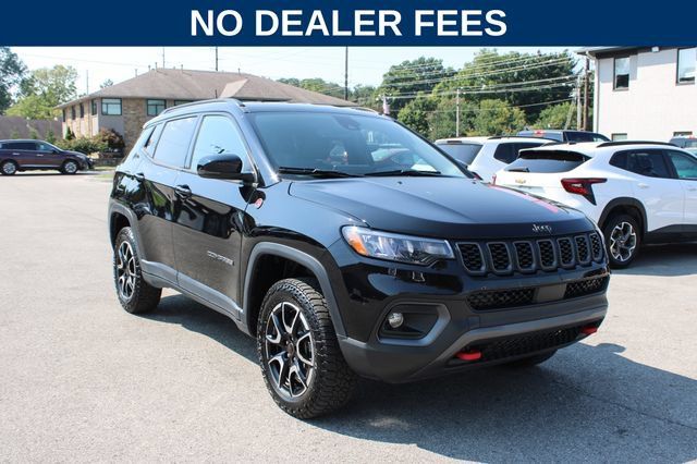 Used 2025 Jeep Compass Trailhawk AWD/4WD image 2