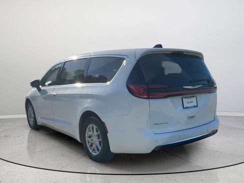 Used 2023 Chrysler Pacifica Touring-L image 9