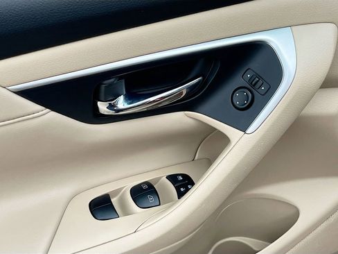 Used 2017 Nissan Altima 2.5 SL w/ Moonroof Package image 10