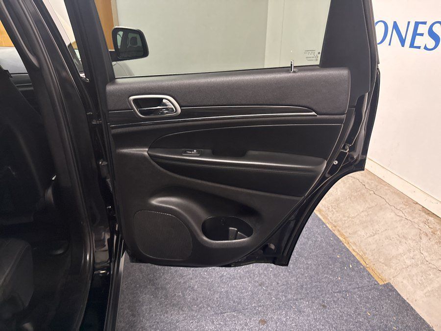 Used 2018 Jeep Grand Cherokee Laredo AWD/4WD image 12