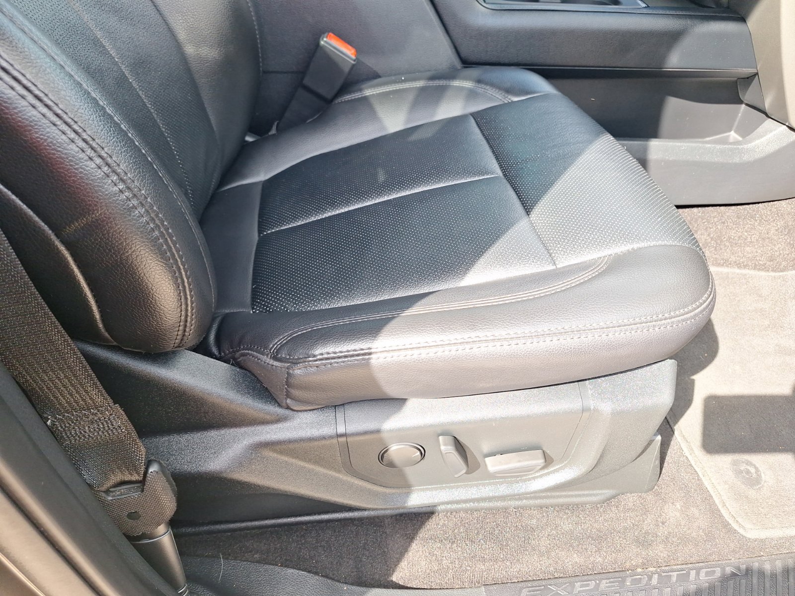 Used 2020 Ford Expedition Max XLT w/ Equipment Group 202A RWD image 33