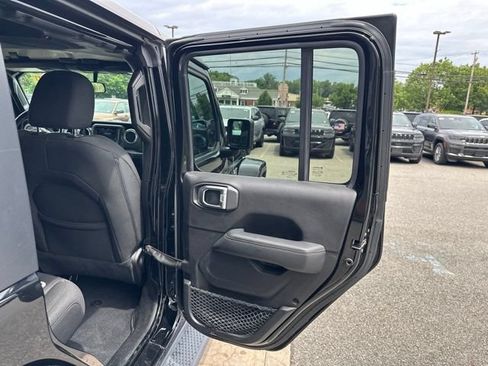 Used 2019 Jeep Wrangler Unlimited Sahara w/ Cold Weather Group AWD/4WD image 15