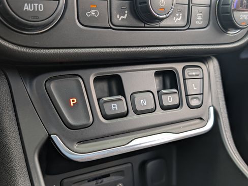 Used 2021 GMC Terrain SLT w/ Elevation Edition image 32