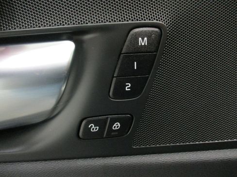 Used 2022 Volvo XC60 B5 Momentum image 20