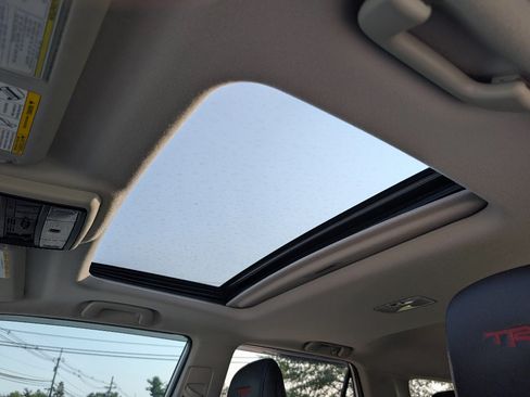 Used 2020 Toyota 4Runner Venture w/ Moonroof Package AWD/4WD image 16