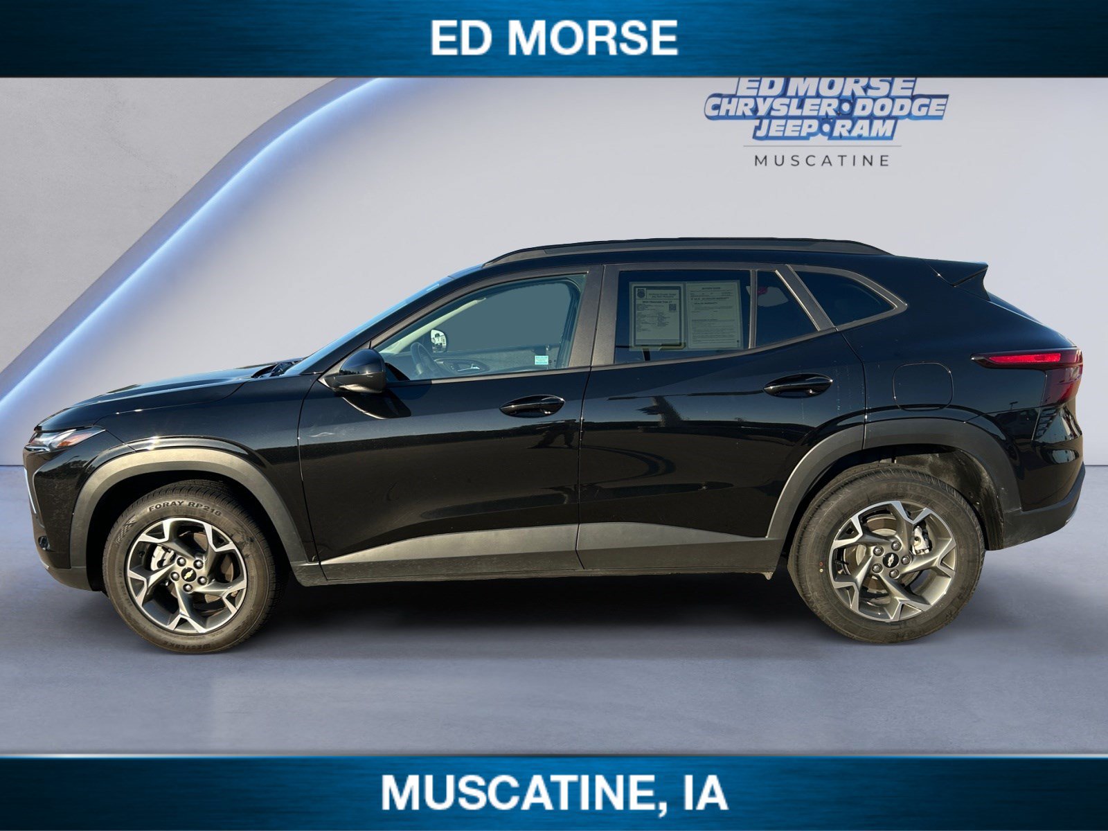 Used 2025 Chevrolet Trax LT FWD image 2