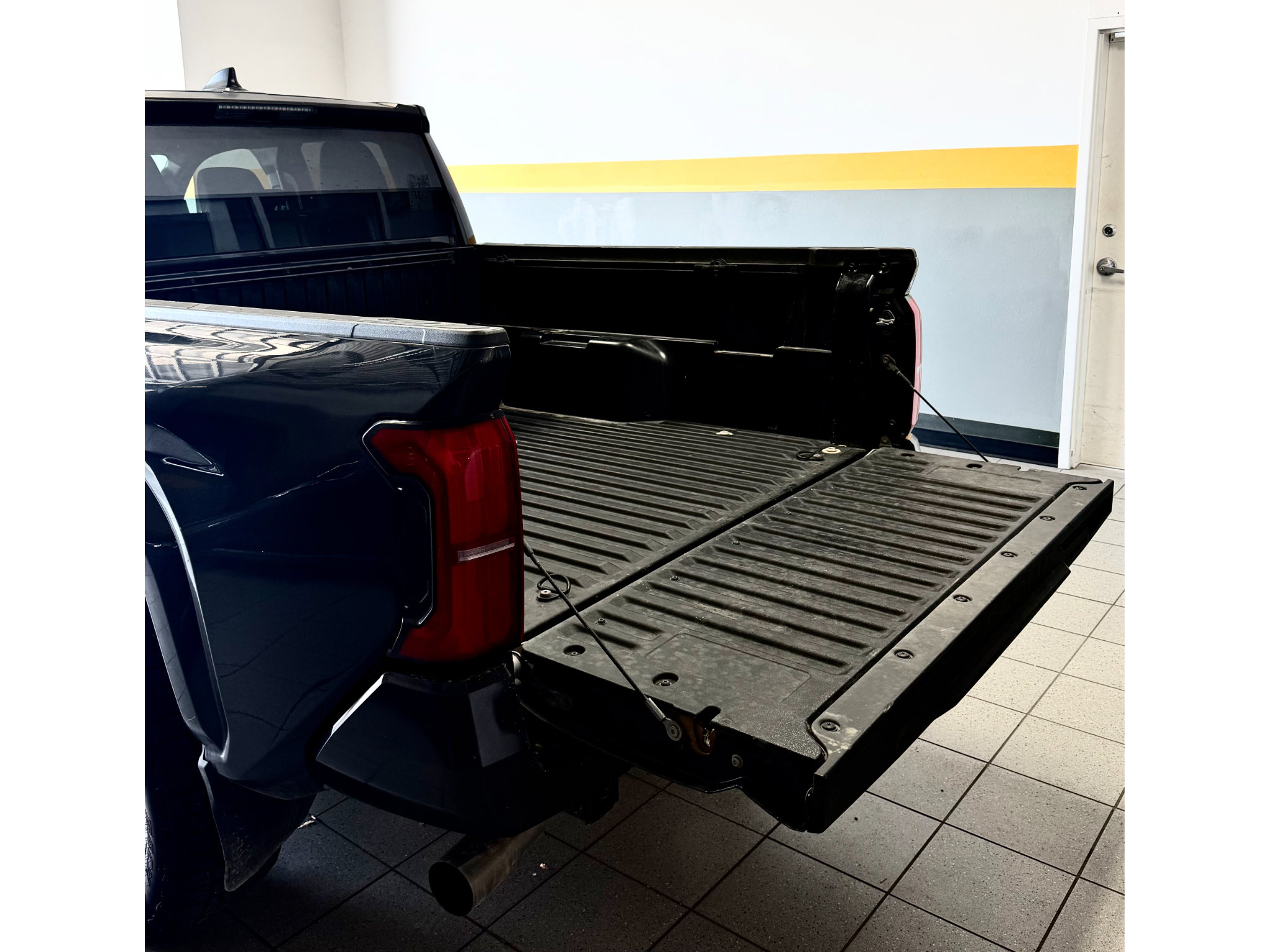 Used 2024 Toyota Tacoma SR5 AWD/4WD image 6