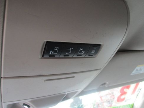 Used 2013 Chrysler Town & Country Touring FWD image 23