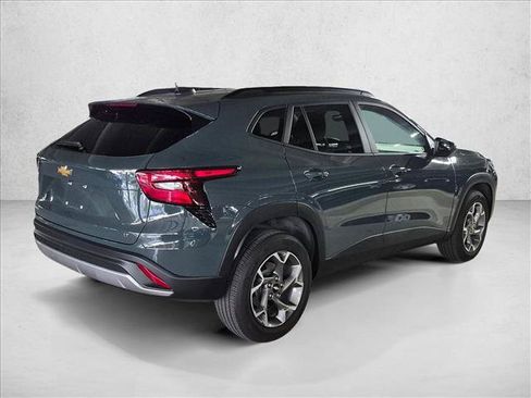 Used 2025 Chevrolet Trax LT FWD image 5