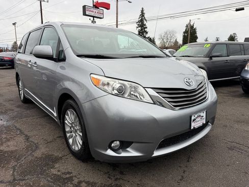 Used 2013 Toyota Sienna XLE image 3