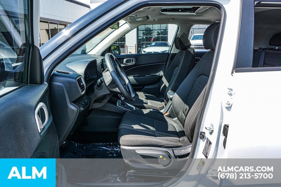 Used 2025 Hyundai Venue SEL FWD image 18