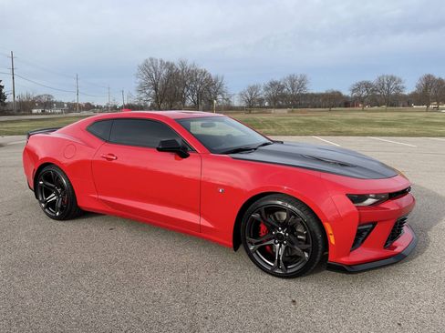 Used 2018 Chevrolet Camaro SS RWD image 2