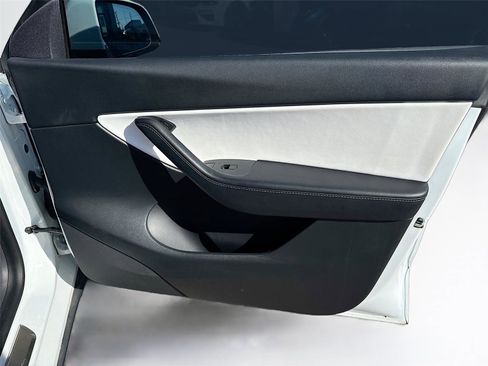 Used 2021 Tesla Model Y Long Range image 9