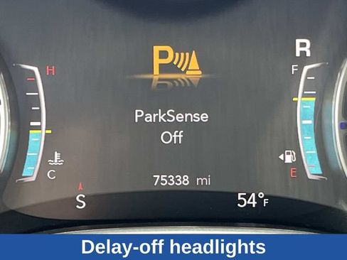 Used 2023 Chrysler Pacifica Touring-L FWD image 45