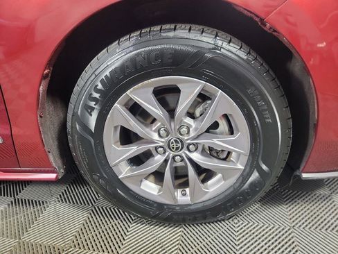 Used 2021 Toyota Sienna XLE image 3