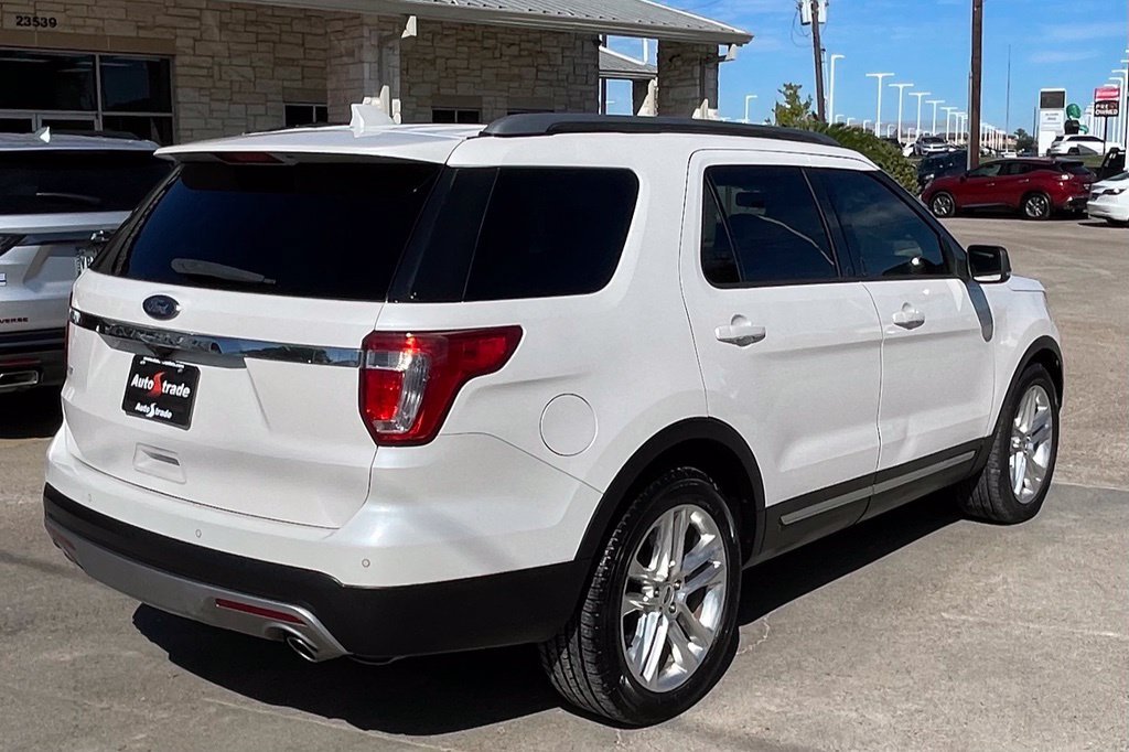 Used 2017 Ford Explorer XLT w/ Equipment Group 202A FWD image 5