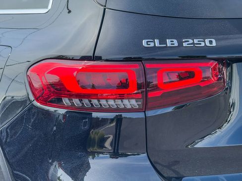 Used 2022 Mercedes-Benz GLB 250 4MATIC w/ Premium Package Lite image 10