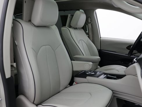 Used 2021 Chrysler Pacifica Limited w/ Uconnect Theater Family Group FWD image 48