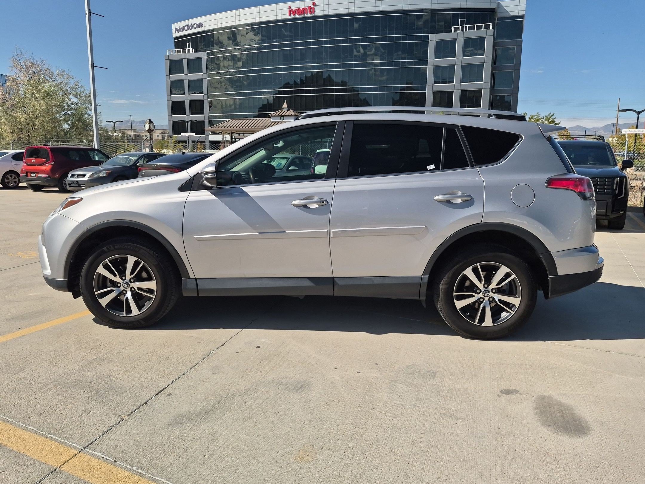 Used 2018 Toyota RAV4 XLE AWD/4WD image 2