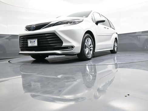 Used 2024 Toyota Sienna XLE w/ XLE Plus Package AWD/4WD image 28