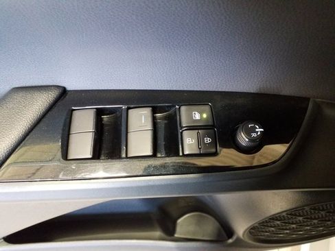 Used 2021 Toyota Prius XLE image 11