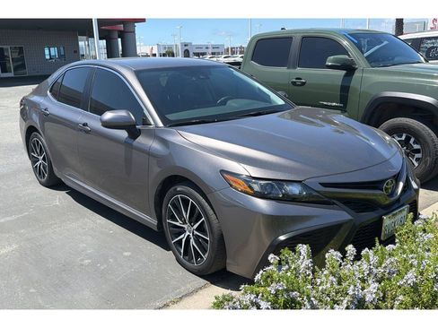 Used 2021 Toyota Camry SE FWD image 2