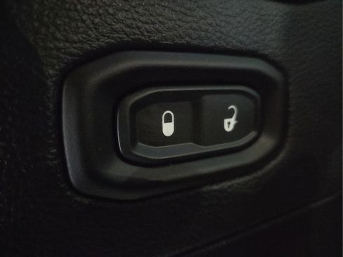 Used 2020 Jeep Wrangler Unlimited Sahara AWD/4WD image 18