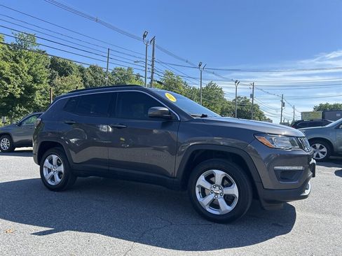 Used 2019 Jeep Compass Latitude w/ Popular Equipment Group AWD/4WD image 3